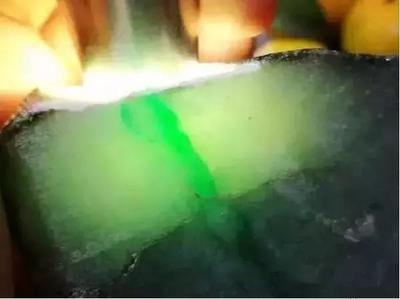 一線生機價連城 2萬元原石憑色帶逆襲，開料全程驚心動魄